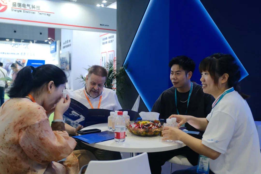 During the three days of the exhibition, there were continuous signings on the spot! FUJI Precision Elevator creates brilliant with you