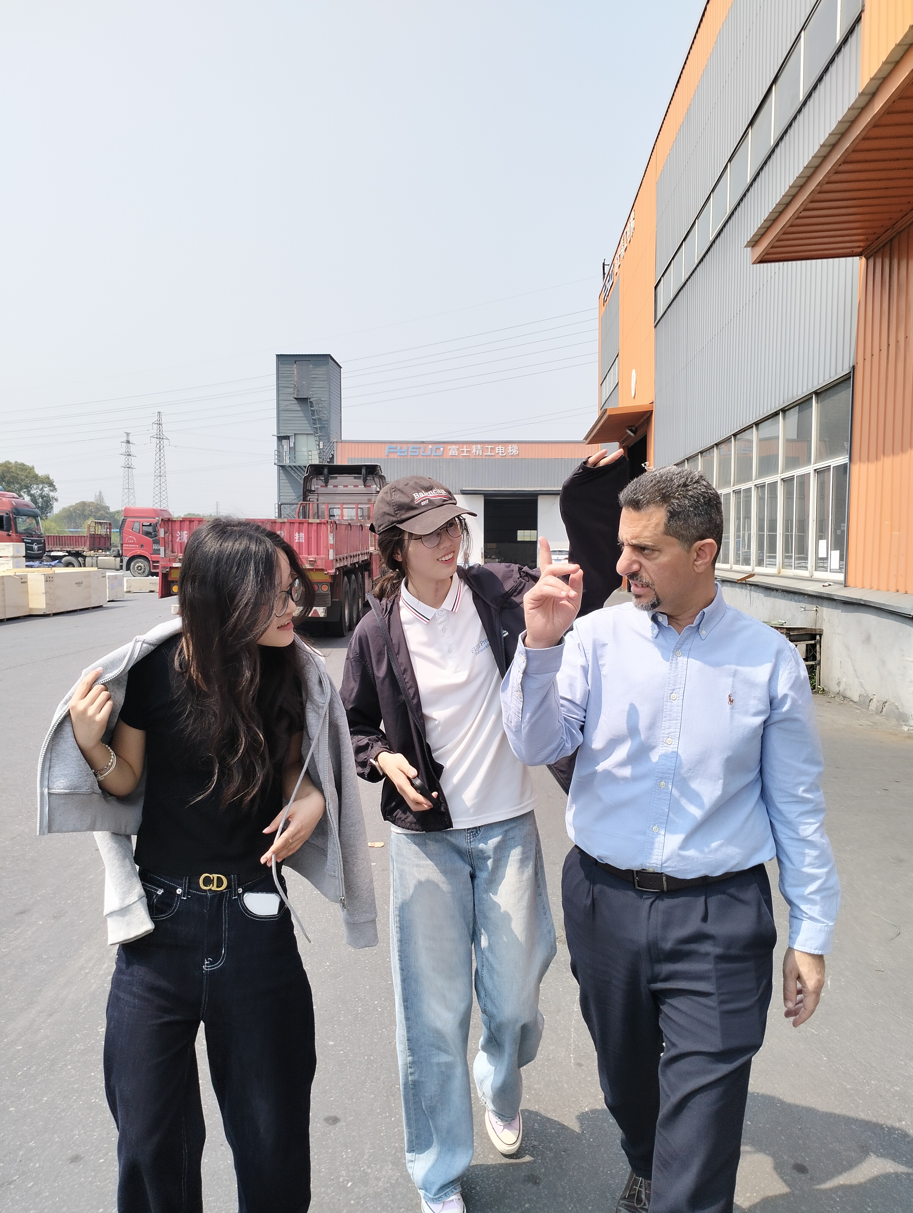 Middle Eastern customers visited the Chinese elevator factory, and FUJI Precision warmly received them
