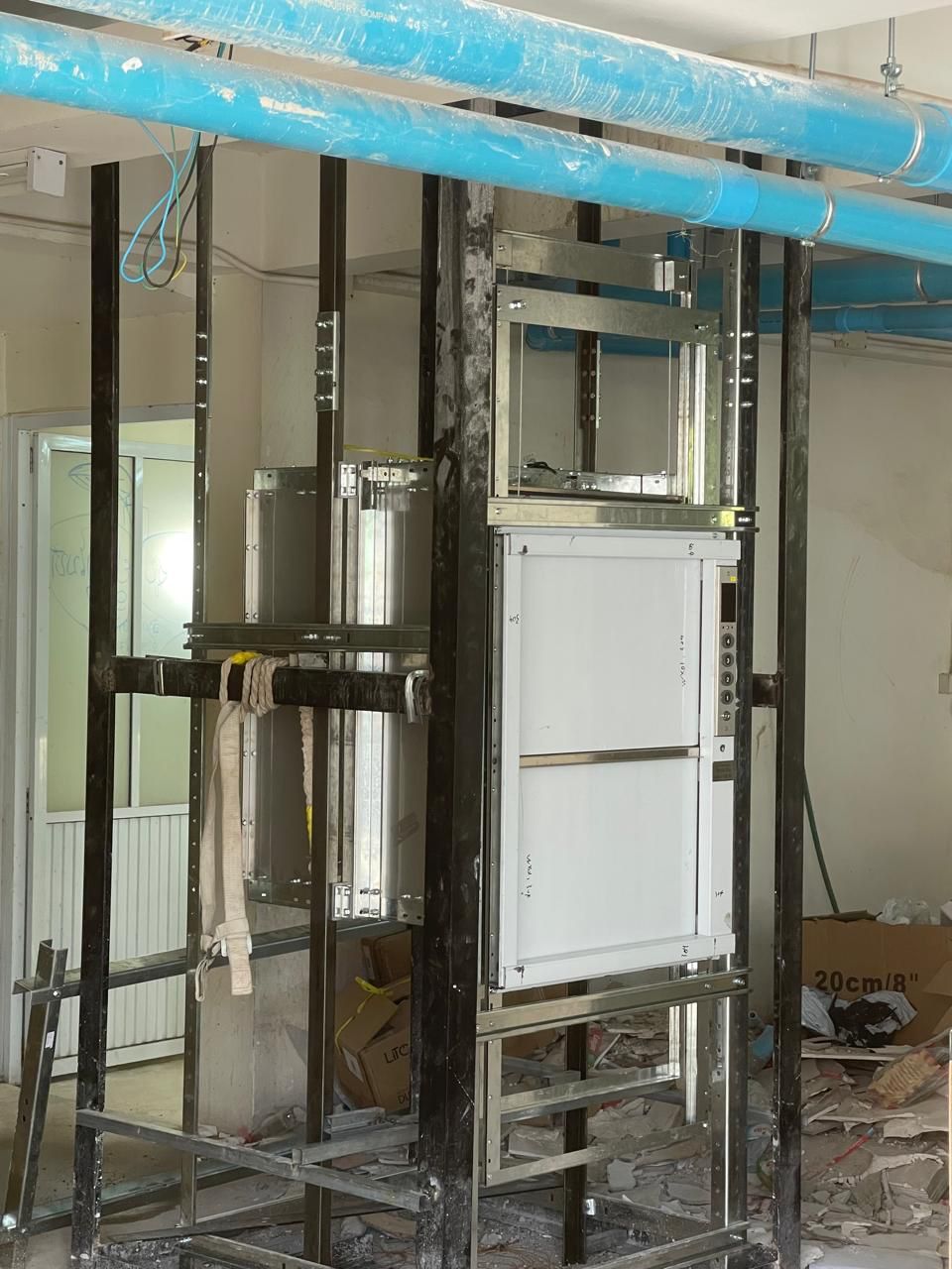 This dumbwaiter elevator is installed in a high-end restaurant. 4/4/4, classic hairline stainless steel elevator.