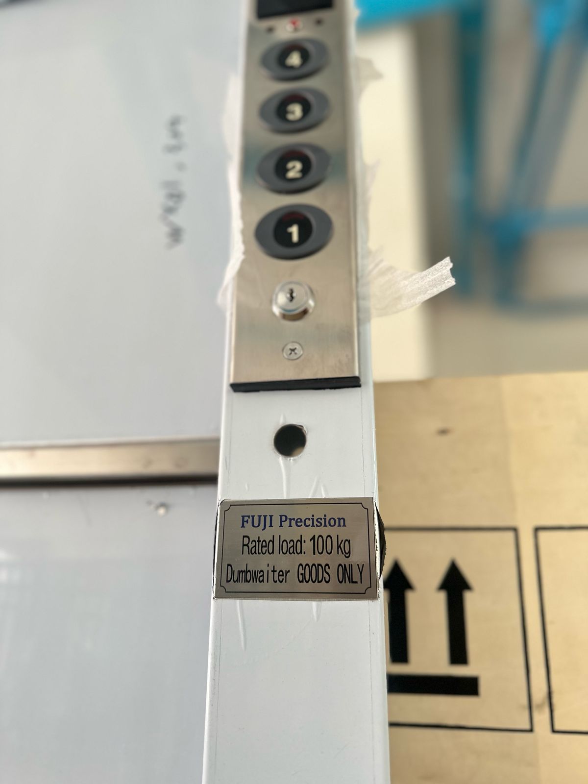 This dumbwaiter elevator is installed in a high-end restaurant. 4/4/4, classic hairline stainless steel elevator.