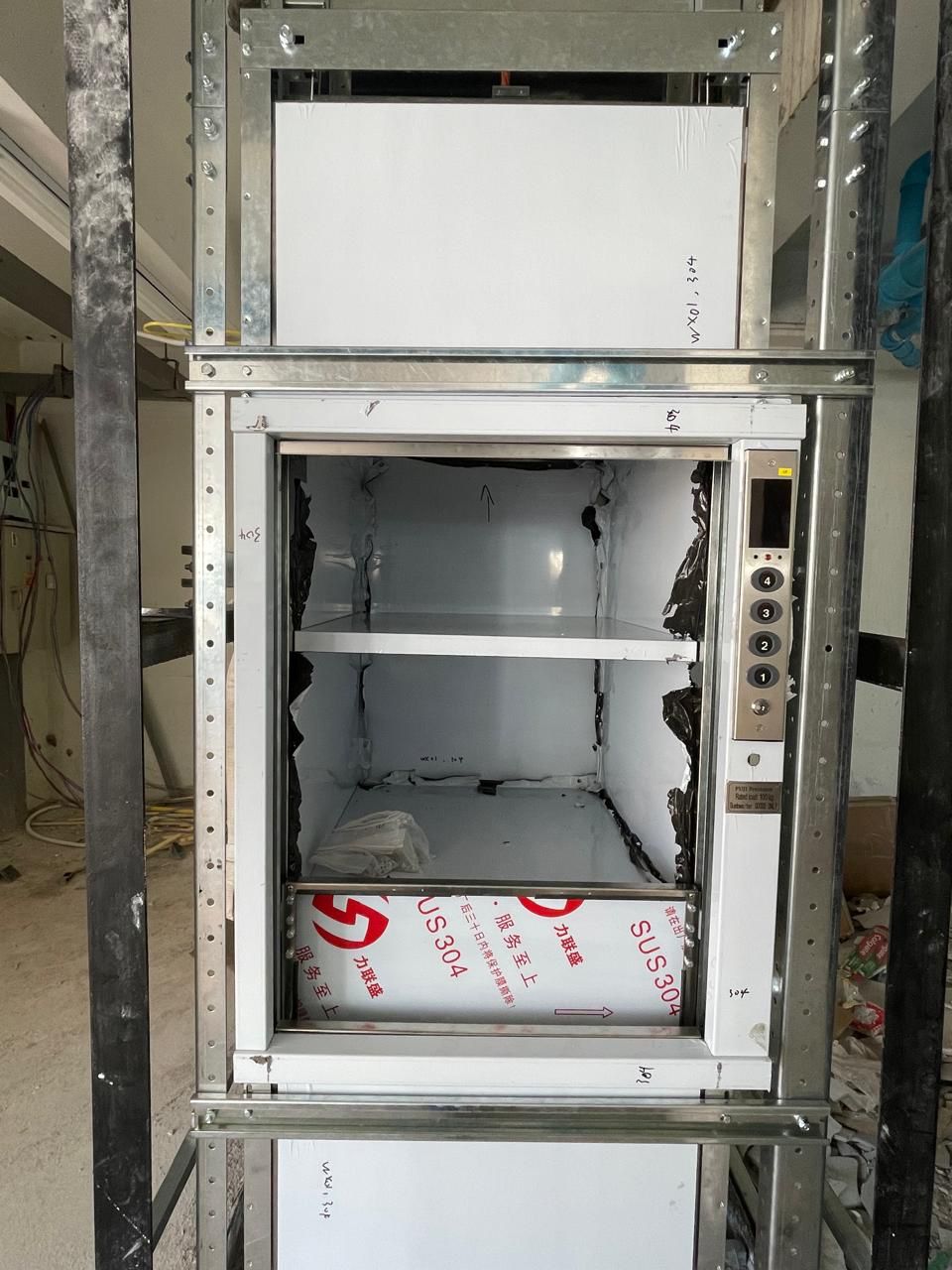 This dumbwaiter elevator is installed in a high-end restaurant. 4/4/4, classic hairline stainless steel elevator.