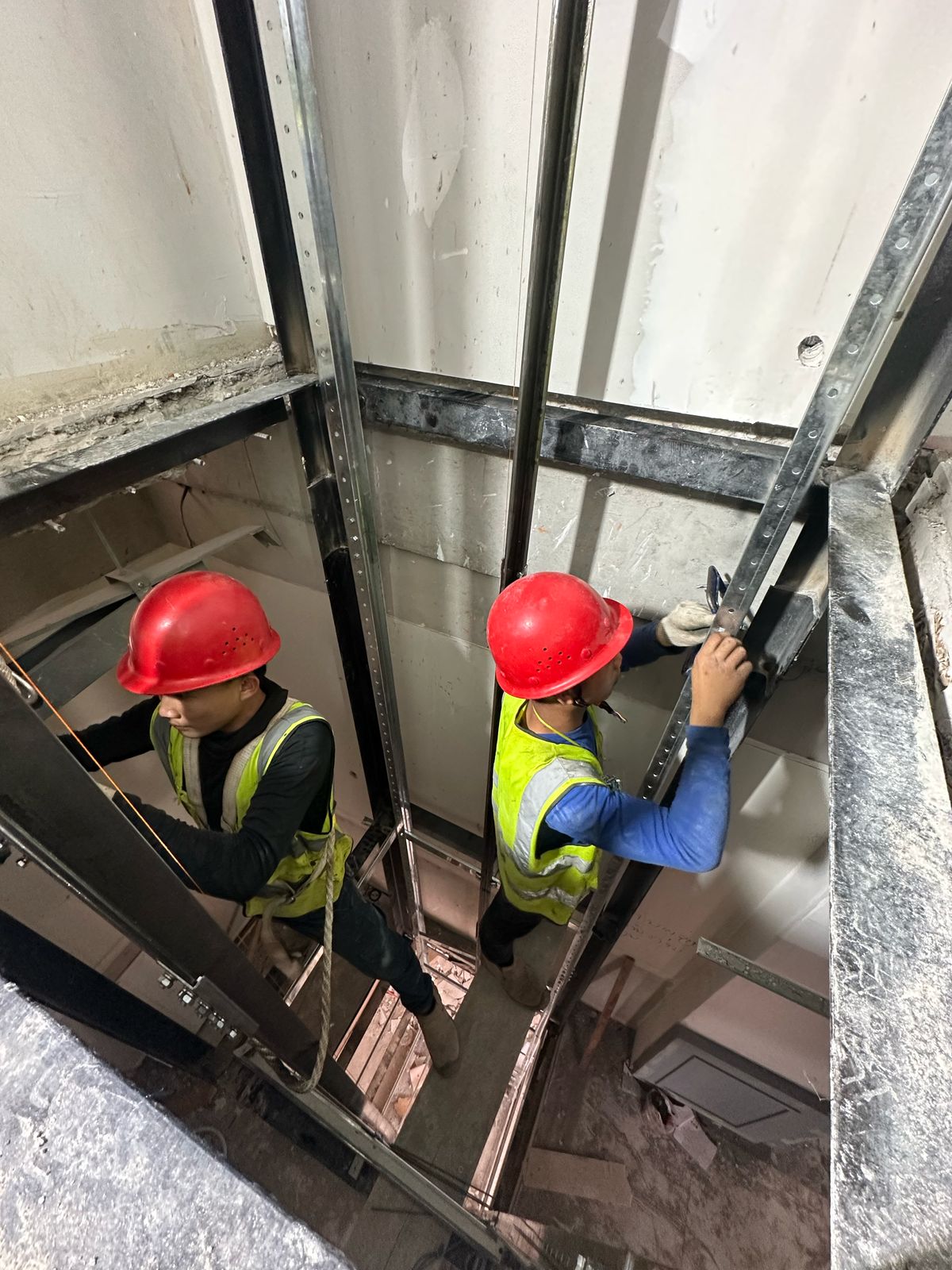 This dumbwaiter elevator is installed in a high-end restaurant. 4/4/4, classic hairline stainless steel elevator.