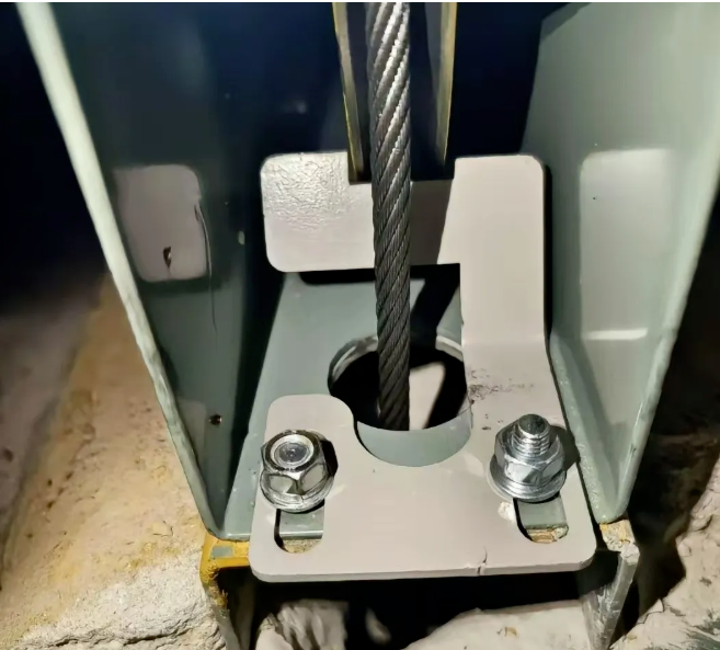 Está empezando a hacer frío y los cables del ascensor están cubiertos de aceite y mugre. El técnico de mantenimiento los está limpiando a toda velocidad; ¡tiene las manos destrozadas!