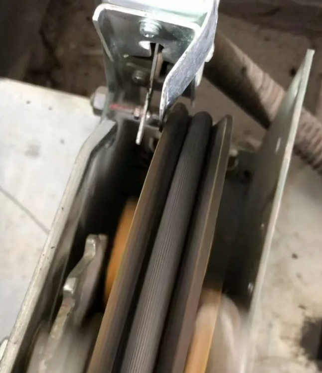 Está empezando a hacer frío y los cables del ascensor están cubiertos de aceite y mugre. El técnico de mantenimiento los está limpiando a toda velocidad; ¡tiene las manos destrozadas!