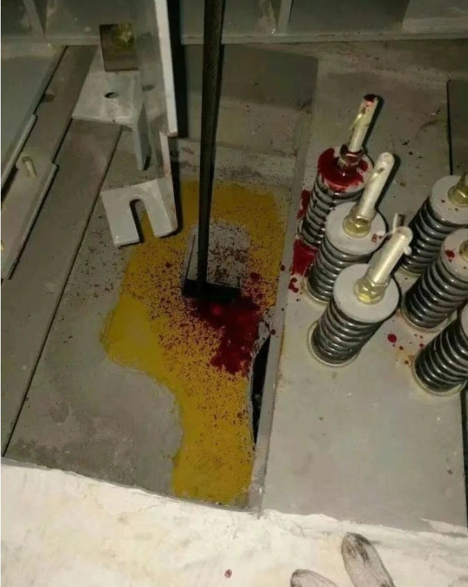 It’s getting cold, and the elevator wire ropes are covered with oil and grime. The maintenance technician is wiping them clean at full speed — his hands are worn out!