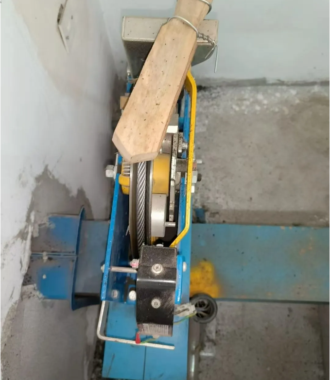 Está empezando a hacer frío y los cables del ascensor están cubiertos de aceite y mugre. El técnico de mantenimiento los está limpiando a toda velocidad; ¡tiene las manos destrozadas!