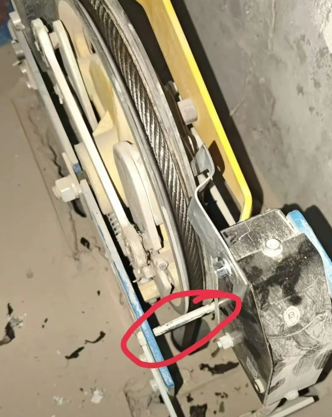 Está empezando a hacer frío y los cables del ascensor están cubiertos de aceite y mugre. El técnico de mantenimiento los está limpiando a toda velocidad; ¡tiene las manos destrozadas!