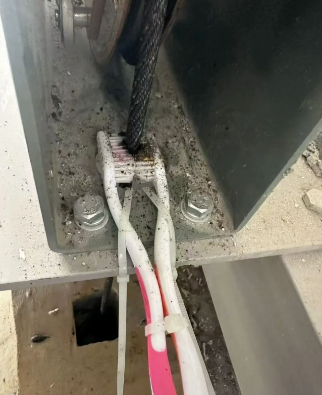 Está empezando a hacer frío y los cables del ascensor están cubiertos de aceite y mugre. El técnico de mantenimiento los está limpiando a toda velocidad; ¡tiene las manos destrozadas!