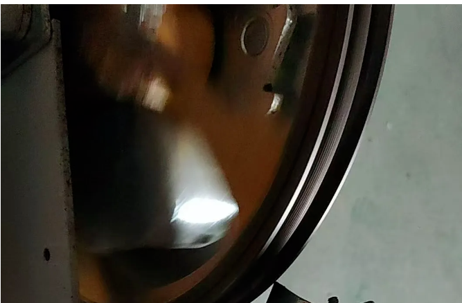 Está empezando a hacer frío y los cables del ascensor están cubiertos de aceite y mugre. El técnico de mantenimiento los está limpiando a toda velocidad; ¡tiene las manos destrozadas!