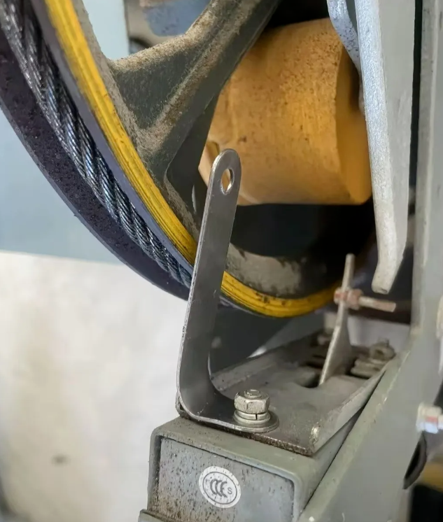 Está empezando a hacer frío y los cables del ascensor están cubiertos de aceite y mugre. El técnico de mantenimiento los está limpiando a toda velocidad; ¡tiene las manos destrozadas!