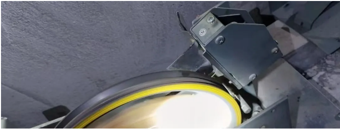 Está empezando a hacer frío y los cables del ascensor están cubiertos de aceite y mugre. El técnico de mantenimiento los está limpiando a toda velocidad; ¡tiene las manos destrozadas!