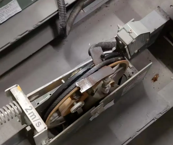 Está empezando a hacer frío y los cables del ascensor están cubiertos de aceite y mugre. El técnico de mantenimiento los está limpiando a toda velocidad; ¡tiene las manos destrozadas!