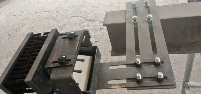 Está empezando a hacer frío y los cables del ascensor están cubiertos de aceite y mugre. El técnico de mantenimiento los está limpiando a toda velocidad; ¡tiene las manos destrozadas!