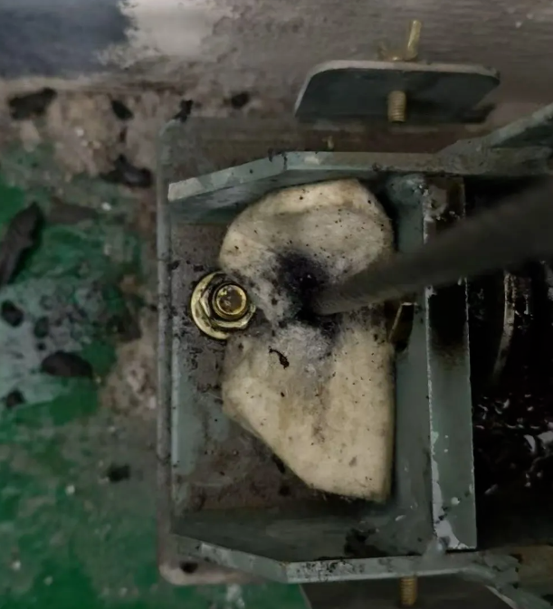 Está empezando a hacer frío y los cables del ascensor están cubiertos de aceite y mugre. El técnico de mantenimiento los está limpiando a toda velocidad; ¡tiene las manos destrozadas!